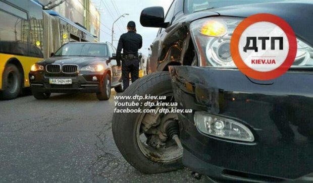 На Московском проспекте Lexus врезался в BMW и создал пробку (фото)