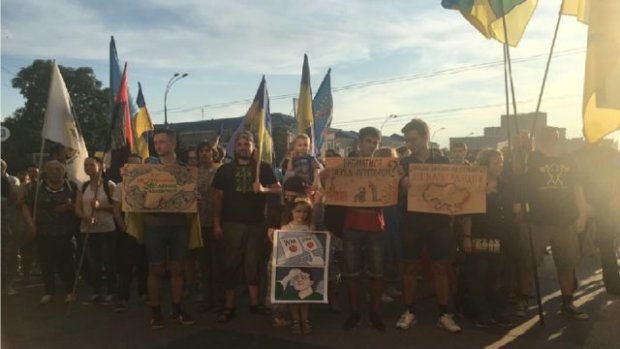 "Защитить тех, кто защищает нас": харьковчане массово вышли на улицы, известны требования