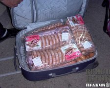 Добровольці затримали ковбасу на кордоні Криму (фото)