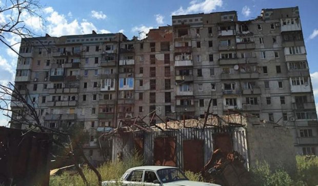 Цілі вулиці розвалених будинків: околиці Донецького аеропорту у фото