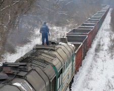 Поезд на бешеной скорости рухнул с обрыва, много погибших: жуткие кадры