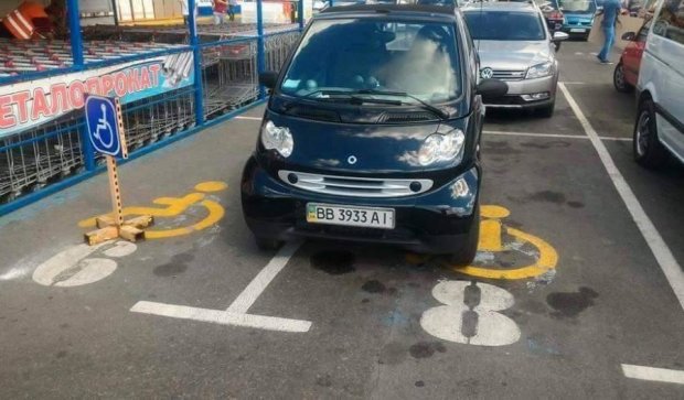 "Герой парковки" отнял стоянку у людей с инвалидностью (ФОТО)