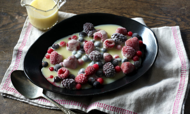Замороженные ягоды с белым шоколадным соусом из лимончелло: устоять невозможно