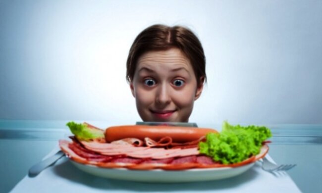 Людина, яка дивиться на ковбасу