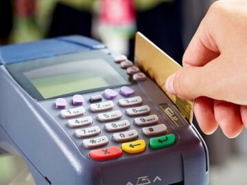 Нацбанк примушує українців розраховуватися картками