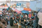 Харків'яни влаштували жорстку тисняву в черзі за халявними шмотками, дивитися гидко: дике відео