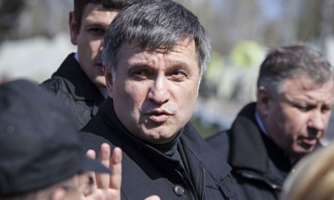 Аваков призвал прекратить "уличную мобилизацию" и создать профессиональную армию
