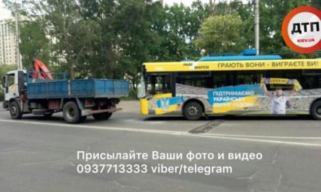 Київський тролейбус влетів у вантажівку
