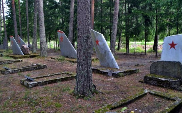 Духовні скрєпи: росіяни латали дороги плитами з могил