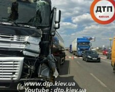 У Києві авто зупинились у кілометрових заторах