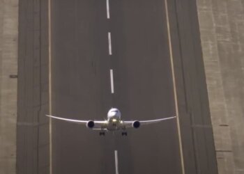 Втрачено зв'язок з Boeing 737-500: літак "впав" на 3 кілометри за хвилину