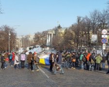 Перестаралися: в Києві нанесли розмітку на пішохідну зону