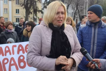 Мати збитої насмерть 11-річної дівчинки півроку оббиває пороги суду, але винних "немає" - один втік, іншого знову "посадили" на мотоцикл