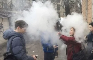 Підлітки з вейпами, скріншот: YouTube
