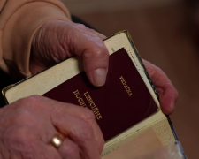 Пенсійне посвідчення. Фото: скрін youtube