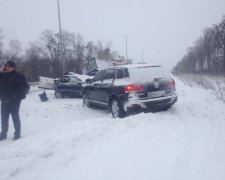 Вылетел в отбойник и сделал сальто: водитель Audi познакомился с гололедом, фото и детали "холодного" ДТП