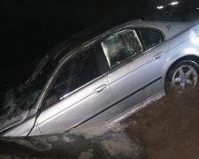На Рівненщині автівка впала у воду, двоє людей загинули