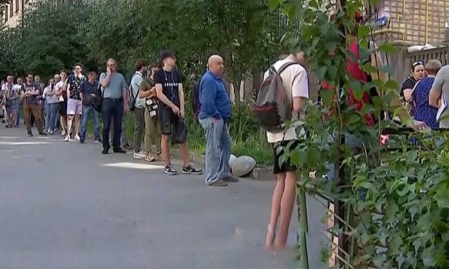 Черга у військкомат, скріншот: YouTube