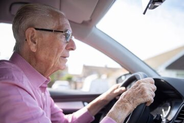 Пенсионер за рулем: фото из свободных источников