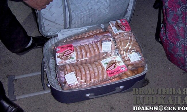 Добровольці затримали ковбасу на кордоні Криму (фото)