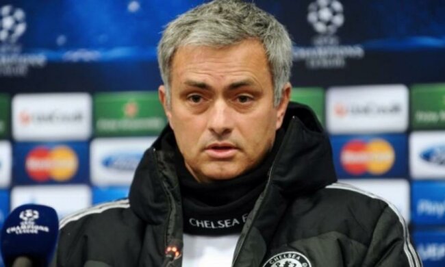 Моуріньо взявся за старе та  поливає брудом конкурентів