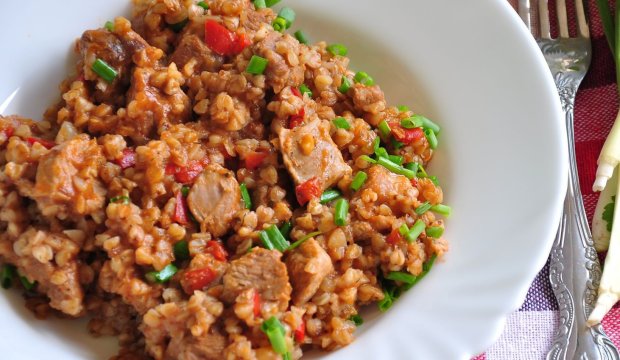 Гречка с мясом и томатами: легкий рецепт на любой случай