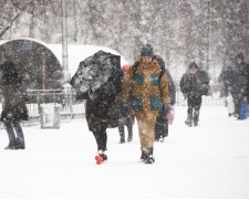 В Украину вернулся снег среди лета: кадры неожиданной аномалии, это шок