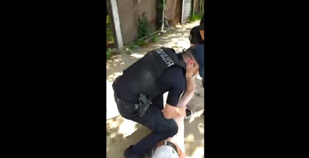 Жестокое обращение полиции с украинцем, скриншот: Youtube
