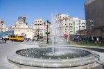 Халк викупався: київський фонтан набув незвичайного кольору
