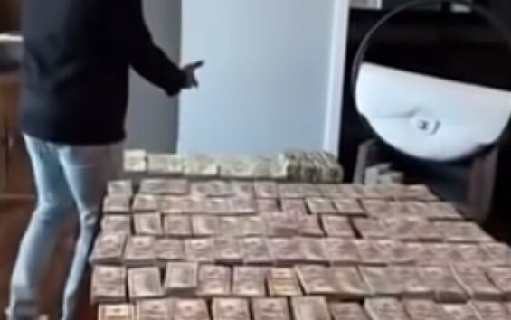 Доллары, скриншот видео