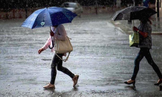 Погода на вихідні: стихія змусить українців сидіти біля телевізора