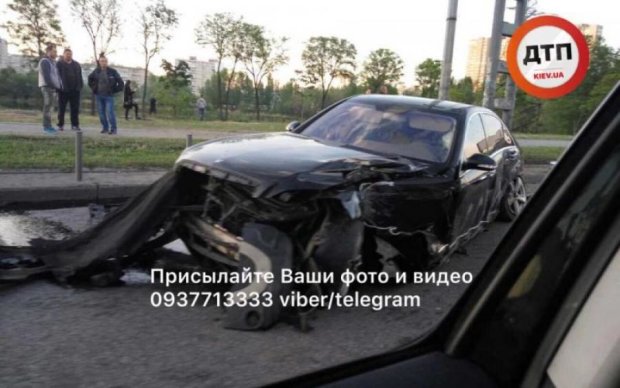 Mercedes самоуничтожился об отбойник в Киеве
