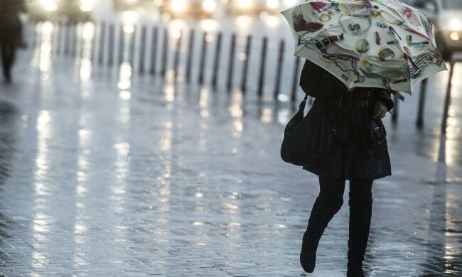 Стіна дощу замість снігу: Дніпро атакує мокра стихія 23 грудня