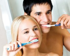 Чому не слід ігнорувати вечірнє чищення зубів