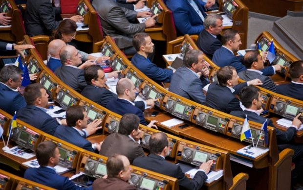 Депутаты приняли решение о роспуске Верховной Рады
