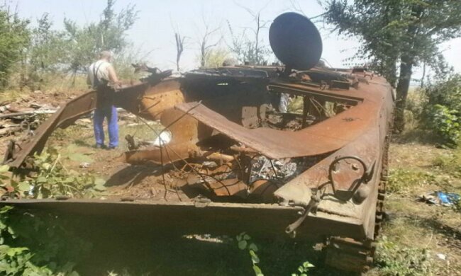 На Луганщині знайшли згорілий БМП з екіпажем всередині