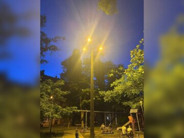 Вуличний ліхтар біля дитячого майданчика в Дніпрі