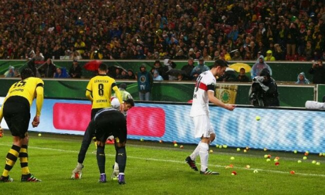 Фанати «Боруссії» закидали поле тенісними м'ячами (відео)