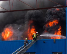 У Києві не на жарт розгулялась масштабна пожежа на складах біля "Даринка": кадри з висоти пташиного польоту