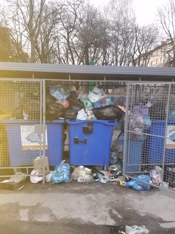 Львів потонув у смітті, яке "не помічають" комунальники Садового