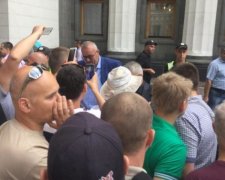 Активісти влаштували сафарі на депутатів, які тікали з Ради 