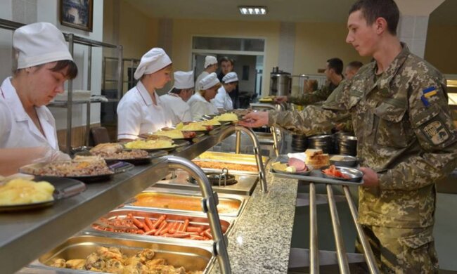 Українські військові у їдальні