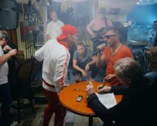 Популярного музиканта скрутили під час бійні в Іспанії