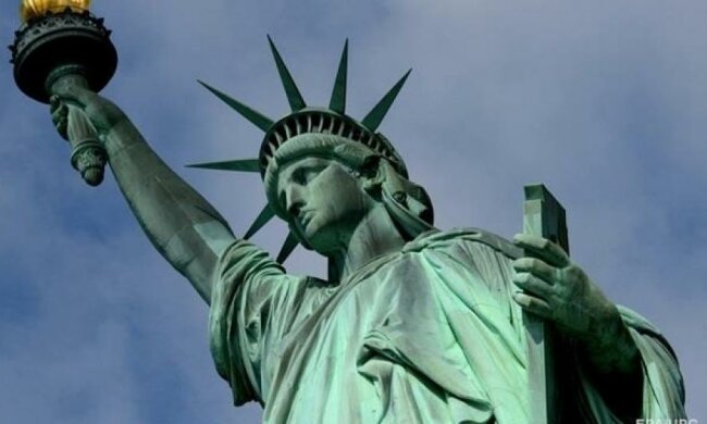 Статуя Свободи "запросила" біженців до США