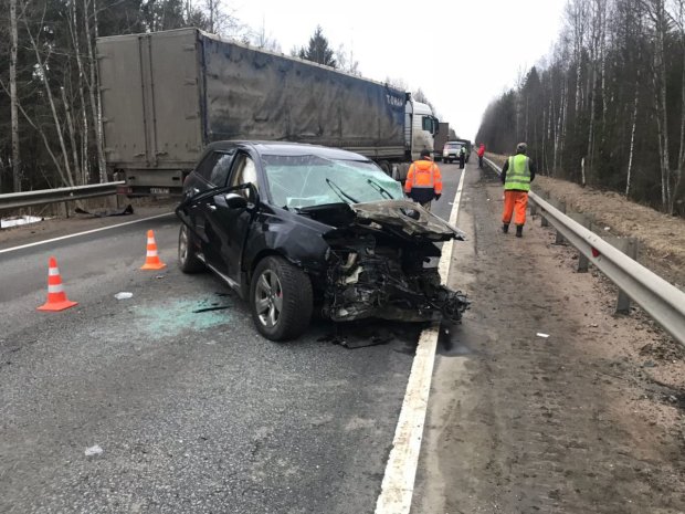 Копи взяли величезну яму під цілодобовий контроль, десяток машин перетворилися на мотлох: фото