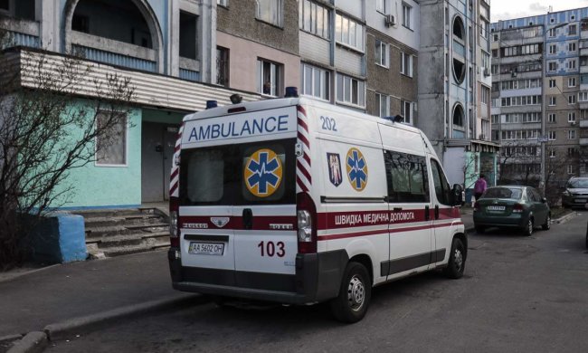 У Києві молодий хлопець повісився на дверях: не зміг жити без матері, фото 18+