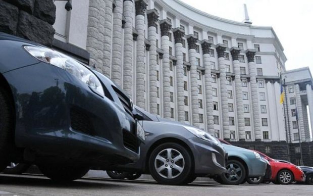 Министрам арендовали 2 электромобиля по цене нового авто