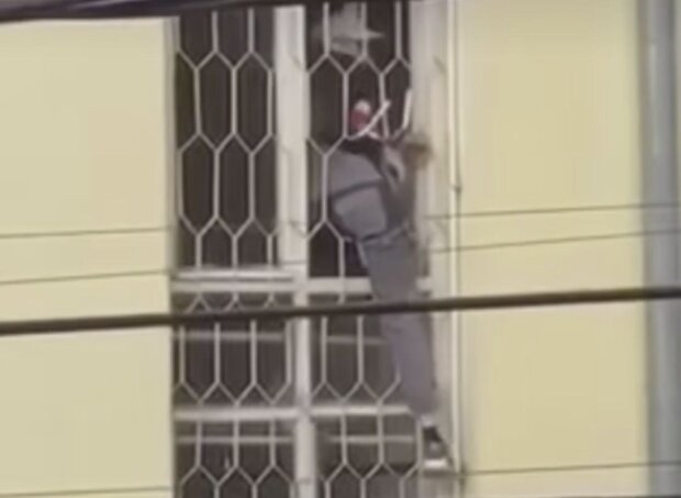 Бегство мужчины из ТЦК. Фото: скрин видео