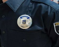 Розквиталися: склеєного скотчем ґвалтівника здали до поліції