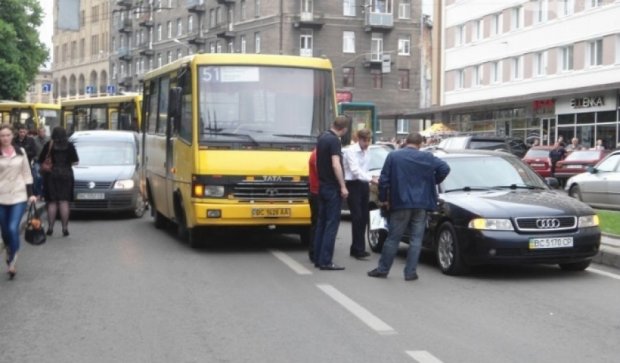 Пьяный водитель маршрутки таранил автомобили на улицах Львова  